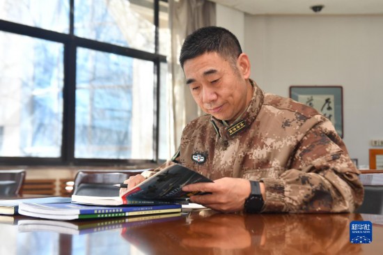 锻造胜战英才的师者——记国防大学联合作战学院教授平志伟 锻造胜战英才的师者——记国防大学联合作战学院教授平志伟