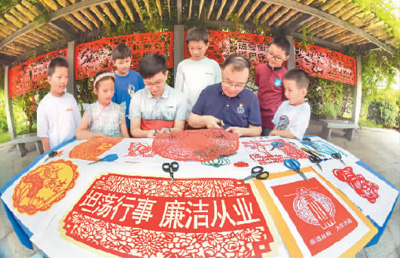 体验非遗 乐享暑假(图片新闻) 体验非遗 乐享暑假(图片新闻)