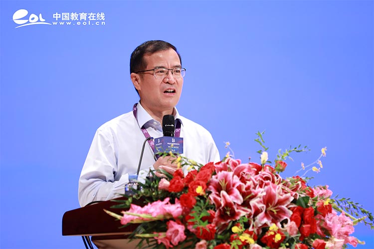 石中英：新时代青少年的人格教育要引起重视