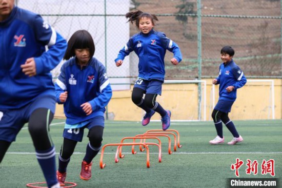 贵州毕节：乡村小学里的女子足球队