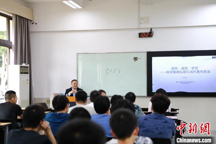 陈景润儿子首登父亲母校厦大讲台:“似曾相识燕归来” 陈景润儿子首登父亲母校厦大讲台:“似曾相识燕归来”