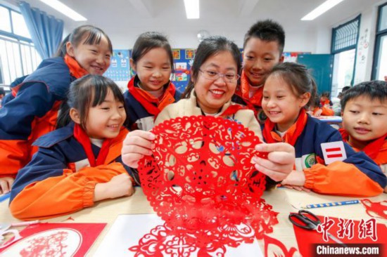 12月8日，安徽省黄山市屯溪龙山实验小学的学生正在学习非遗徽州剪纸。　施亚磊 摄