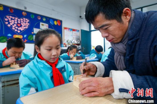 2022年12月8日，安徽省黄山市屯溪龙山实验小学的学生制作的徽州纂刻印章。　　　施亚磊 摄