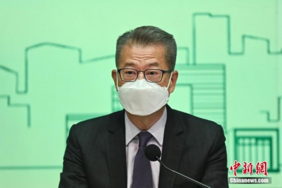 12月23日下午，香港特区政府举行“抢人才”“抢企业”措施记者会，讲述引进人才及企业的实施细节。图为香港特区政府财政司司长陈茂波出席记者会。 <a target=