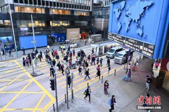 12月23日下午，香港特区政府举行“抢人才”“抢企业”措施记者会，讲述引进人才及企业的实施细节。特区政府将于28日推出“人才服务窗口”线上平台， 统筹招揽内地和海外人才策略， 在未来3年每年吸引至少3.5万名预计逗留至少12个月的人才来港。 “引进重点企业办公室”，则针对重点产业，主动引进各地重点企业。图为香港中环街头。 <a target=