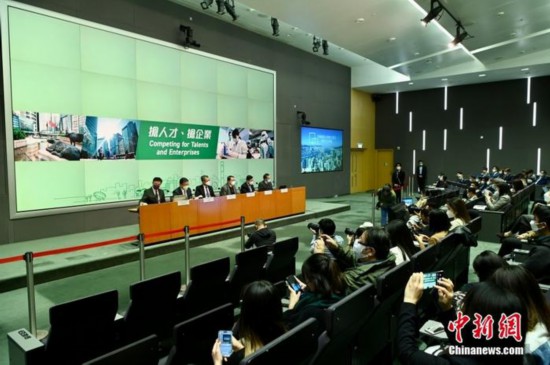 12月23日下午，香港特区政府举行“抢人才”“抢企业”措施记者会，讲述引进人才及企业的实施细节。 <a target=