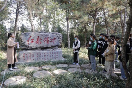 思政课教师在红色文化情景园授课。 河北美术学院供图