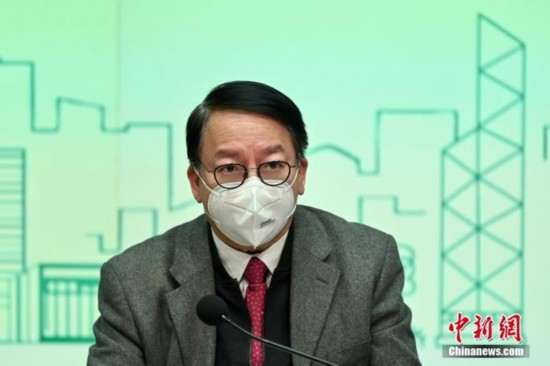 12月23日下午，香港特区政府举行“抢人才”“抢企业”措施记者会，讲述引进人才及企业的实施细节。图为香港特区政府政务司司长陈国基出席记者会。 <a target=