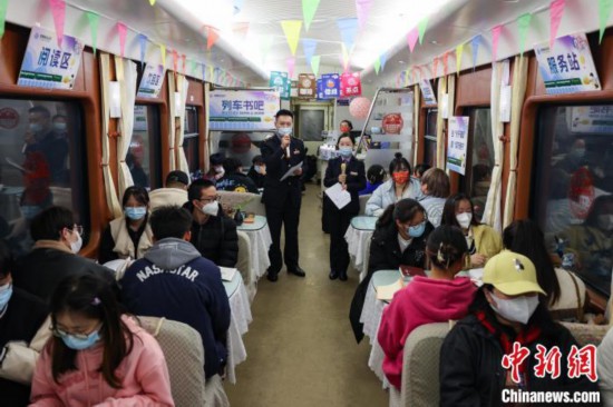 Z150次列车“列车书吧”的“读书会”环节。　瞿宏伦 摄