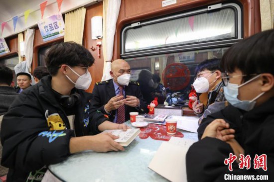 贵阳客运段职工陶然在“列车书吧”和学生旅客分享读后感。　瞿宏伦 摄
