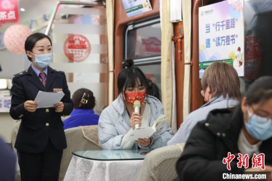 学生旅客在Z150次列车“列车书吧”上参与“飞花令”环节。　瞿宏伦 摄
