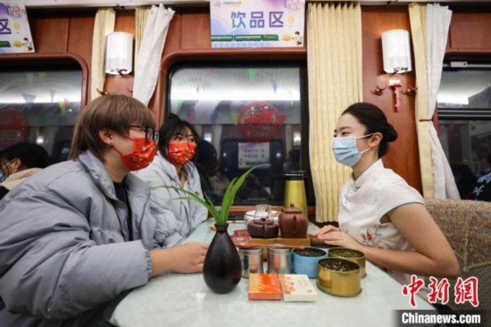 贵阳客运段职工李彦熹为返校学生提供品茗服务。　瞿宏伦 摄