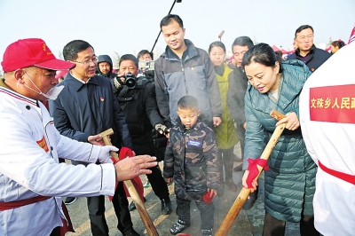 东岳村四方景农场创办人杨长太在邀请糍粑节的嘉宾体验打糍粑