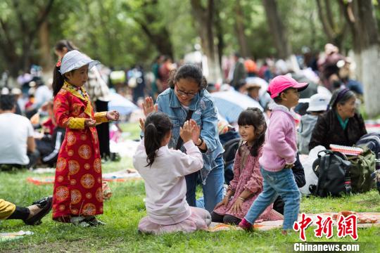 图为西藏民众在罗布林卡过林卡。(资料图 ) 何蓬磊 摄