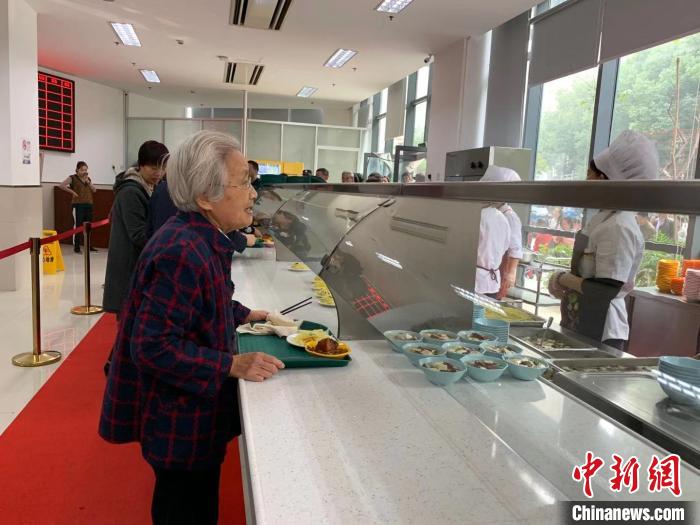 市民在开放食堂打饭 应欣睿 摄