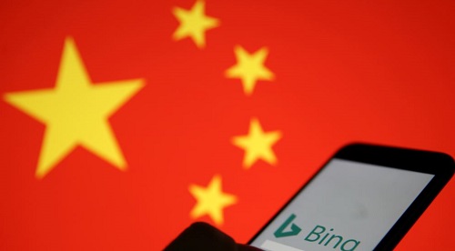 在中国国旗的背景下一只显示微软Bing标志的手机