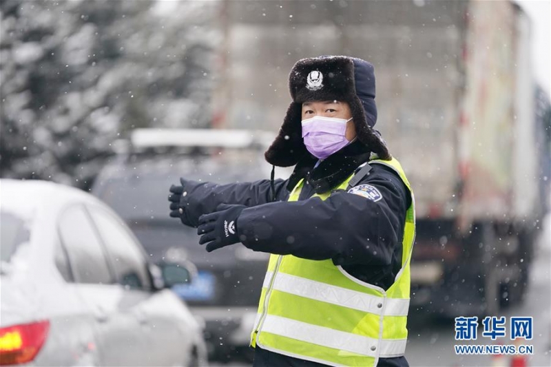 （聚焦疫情防控）（1）他们，在风雪中坚守岗位