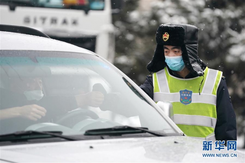 （聚焦疫情防控）（2）他们，在风雪中坚守岗位