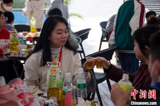图为学生们参加学校安排的美食派对。 翟李强 摄