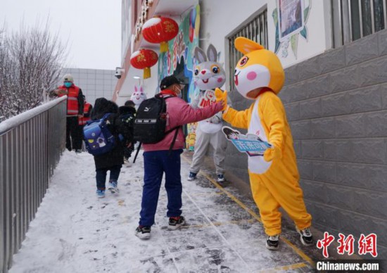 图为昆仑路小学学生与“欢迎兔”互动。　马铭言 摄