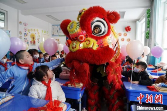 图为学生们与“南狮”互动。　马铭言 摄