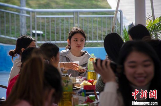 图为学生们参加学校安排的美食派对。 翟李强 摄