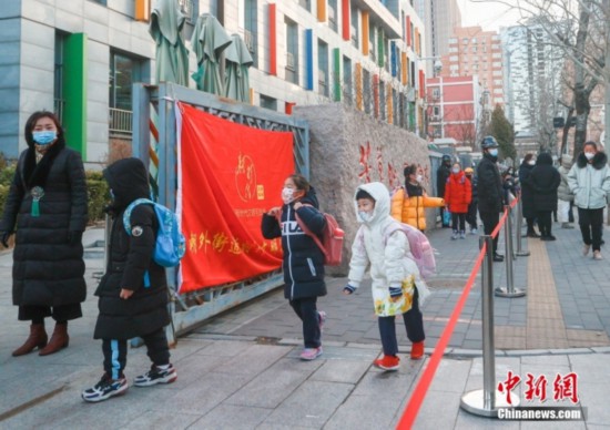 2月13日，北京市朝阳区芳草地国际学校，学生们走进校园。当日，北京市160余万中小学生重返校园，迎来新学期。<a target=