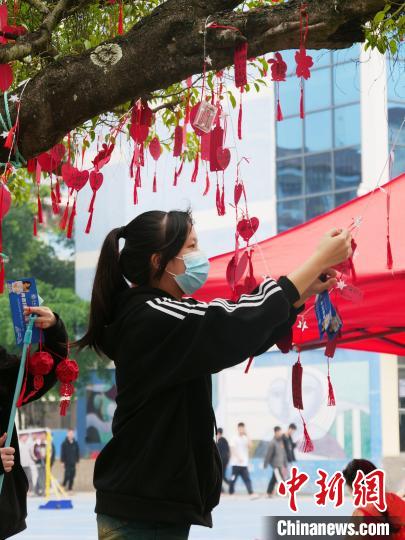 图为学生为新学期许愿。 翁华江 摄