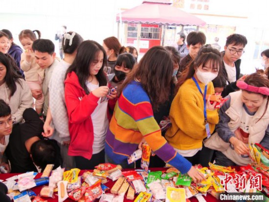 图为学校为学生们准备的零食。 翁华江 摄