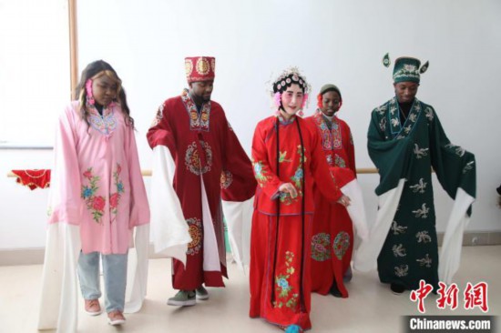 留学生近距离弦子戏的文化魅力。