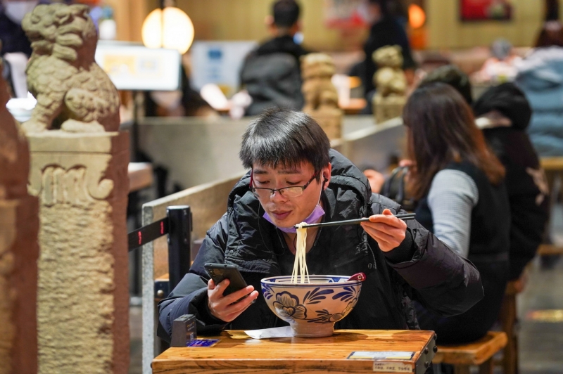  3月9日，市民在南京新街口商圈一家饭店内吃饭。