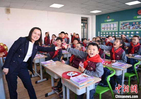 老师与学生庆祝新学期的到来。 张瑶 摄
