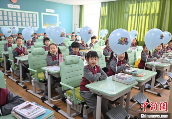 学生整齐地坐在教室中。 张瑶 摄