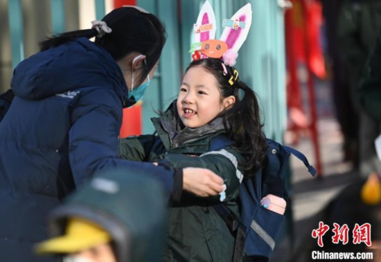 学生与老师拥抱。 张瑶 摄