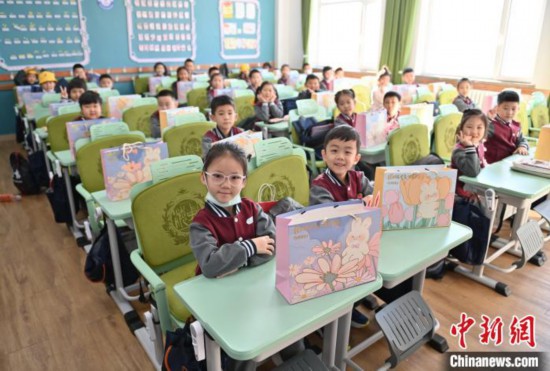 学生整齐地坐在教室中。 张瑶 摄