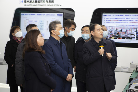 在东南大学考察调研.jpg