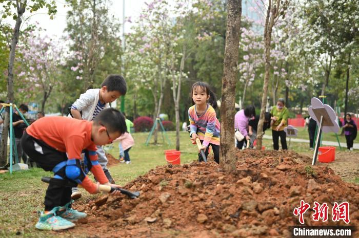 廣東廣州：13個兒童公園聯動“擦亮春天的底色”