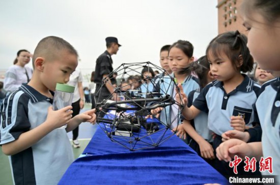 防碰撞安检无人机吸引学生关注。　俞靖 摄