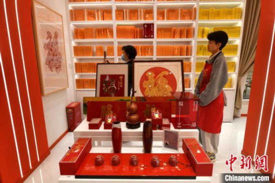 图为市民在书店参观。　吕明 摄