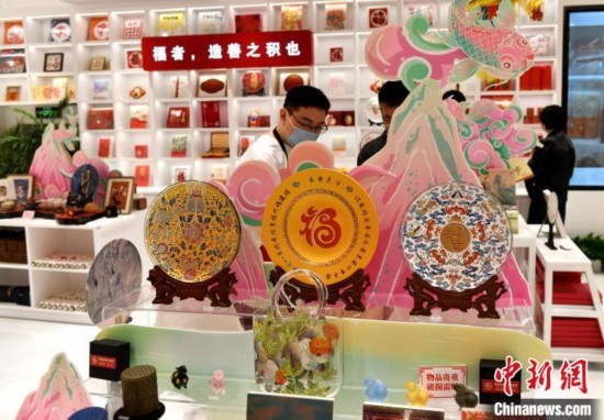 图为市民在“福文创”区域参观。　吕明 摄
