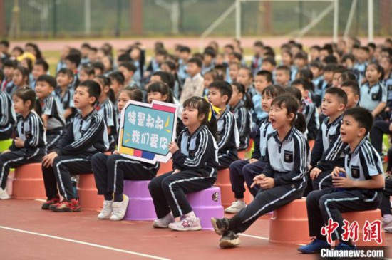 学生们为特警队员喝彩。　俞靖 摄