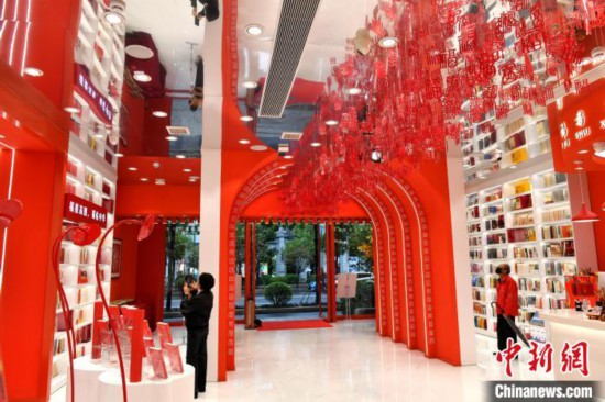 图为市民在书店参观。　吕明 摄