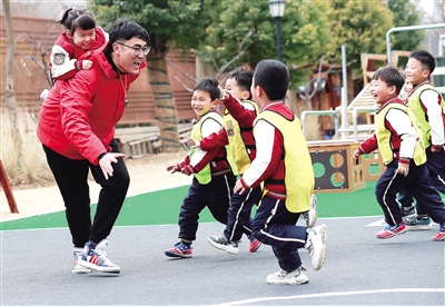 幼儿园来了孩子喜欢的男老师