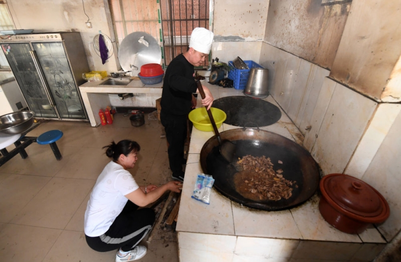 新华全媒＋丨大山教师“夫妻档” 坚守初心三十载