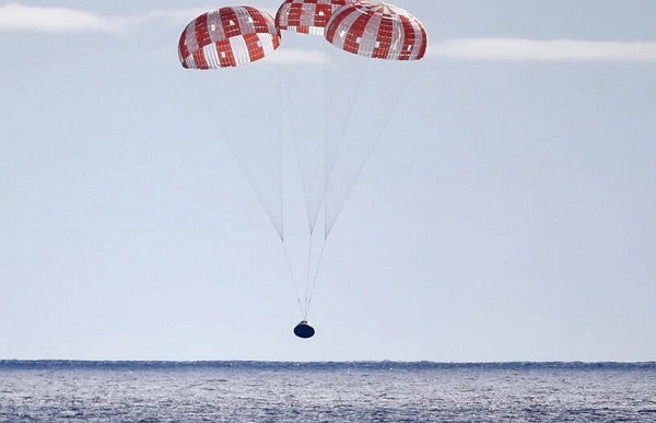 载人太空舱在海面溅落