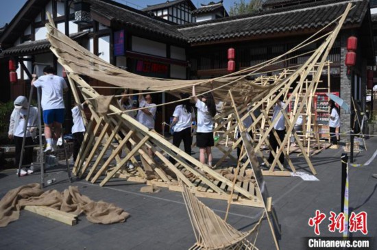 大学生正在搭建奇幻建筑。　周毅 摄