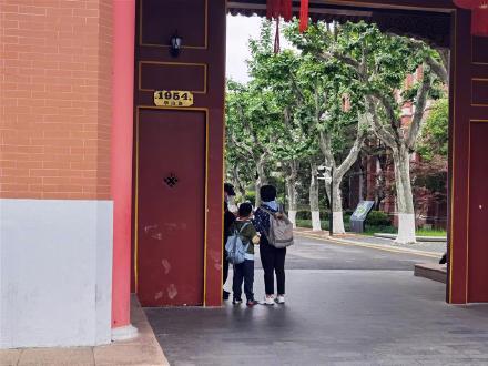上海部分高校限制人员进出,竟催生黄牛倒卖“门票”? 上海部分高校限制人员进出,竟催生黄牛倒卖“门票”?
