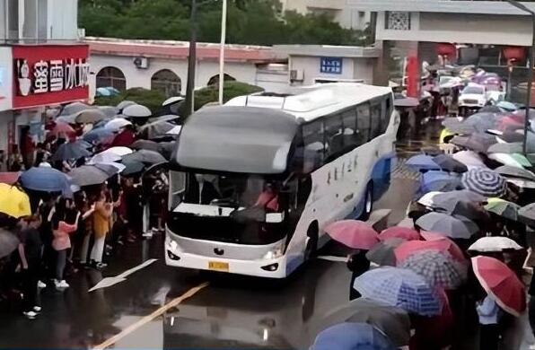 毛坦厂中学万人雨中送考 考生们集体出征迎战高考