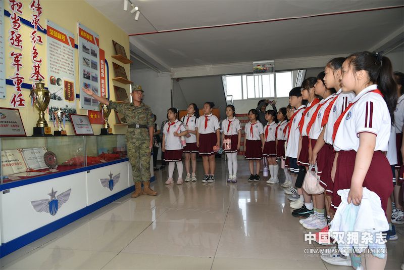 国防教育“零距离” 天津东丽50名学生走进军营