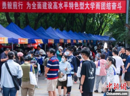   /></p><p >　　6月11日，一场高校联合咨询会在北京印刷学院举办，80余所京内外高校参与其中。　北京印刷学院供图</p><div class=